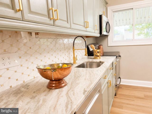 27 RIVER LN, Levittown, PA 19055