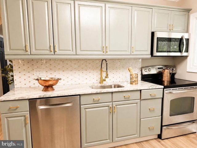27 RIVER LN, Levittown, PA 19055
