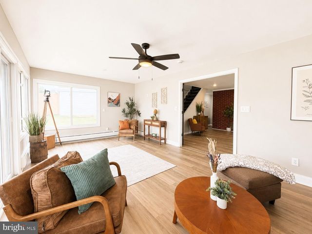 27 RIVER LN, Levittown, PA 19055