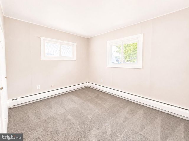 27 RIVER LN, Levittown, PA 19055