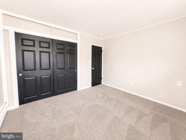 27 RIVER LN, Levittown, PA 19055