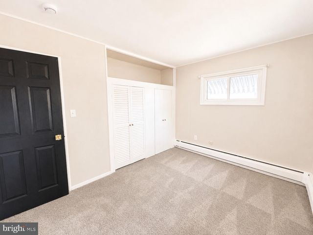 27 RIVER LN, Levittown, PA 19055