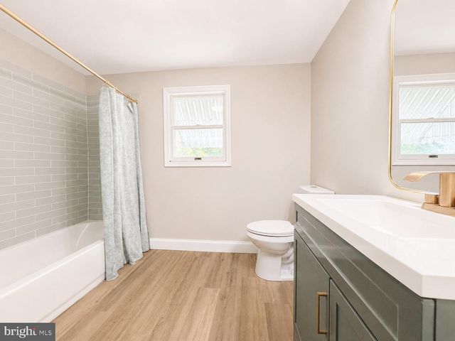 27 RIVER LN, Levittown, PA 19055