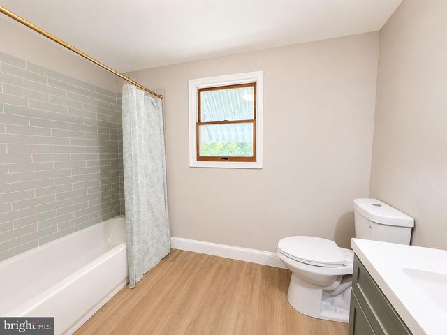 27 RIVER LN, Levittown, PA 19055