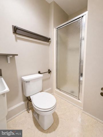 27 RIVER LN, Levittown, PA 19055