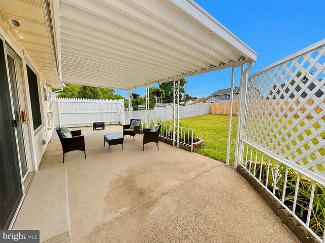 27 RIVER LN, Levittown, PA 19055