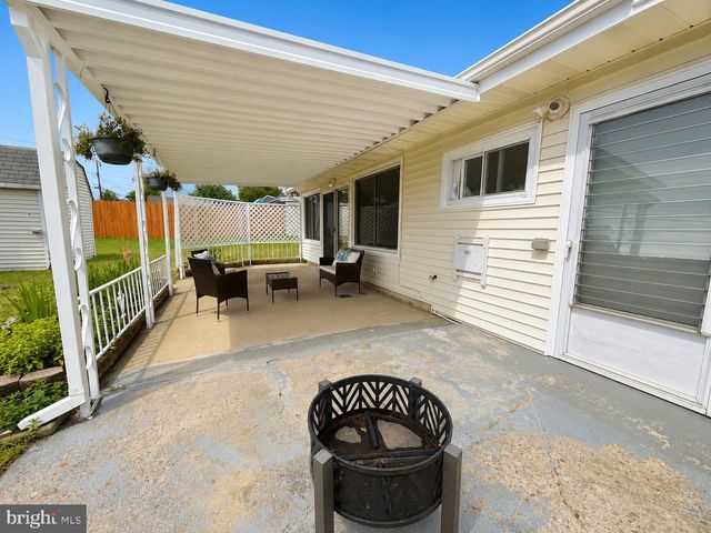27 RIVER LN, Levittown, PA 19055