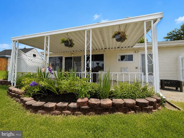 27 RIVER LN, Levittown, PA 19055