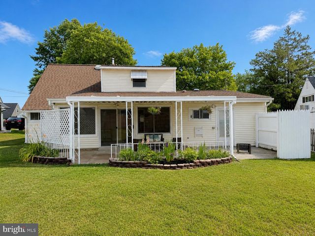27 RIVER LN, Levittown, PA 19055