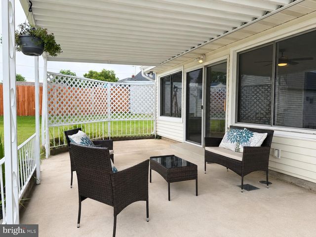 27 RIVER LN, Levittown, PA 19055