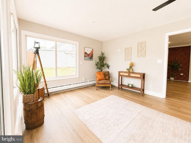 27 RIVER LN, Levittown, PA 19055