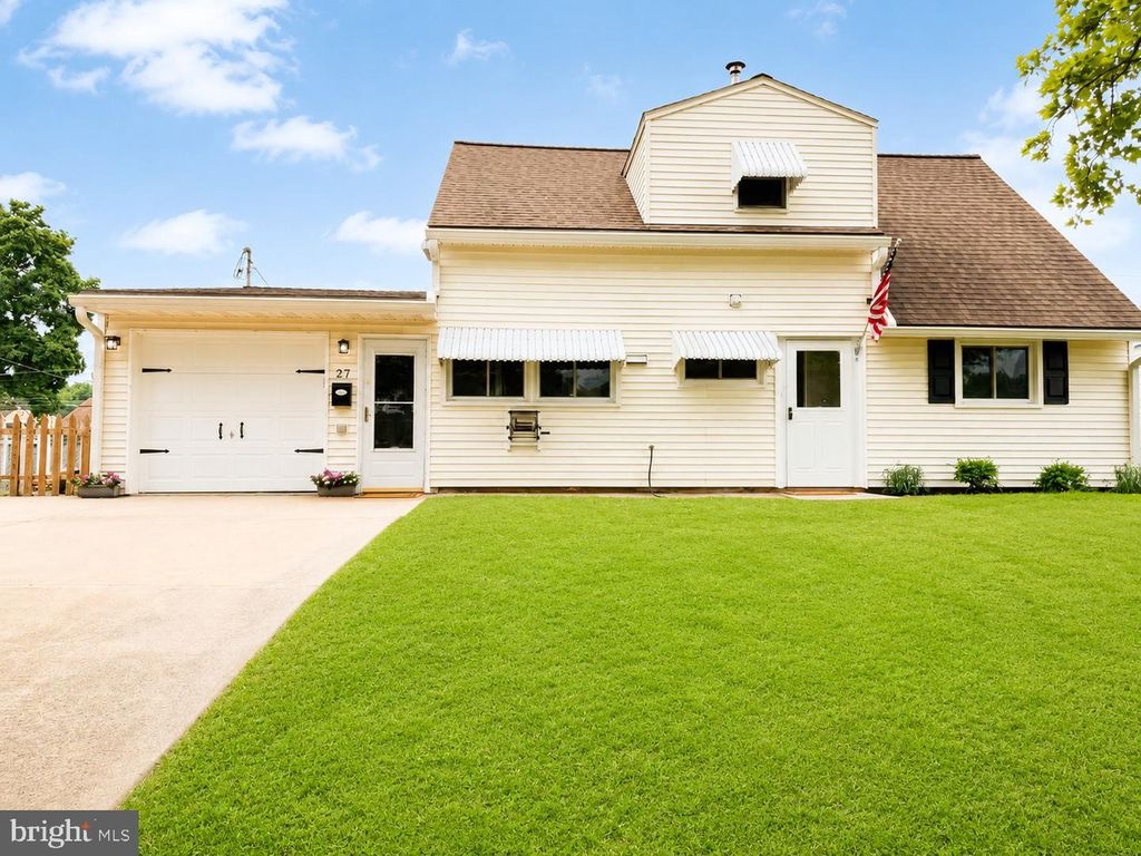 27 RIVER LN, Levittown, PA 19055