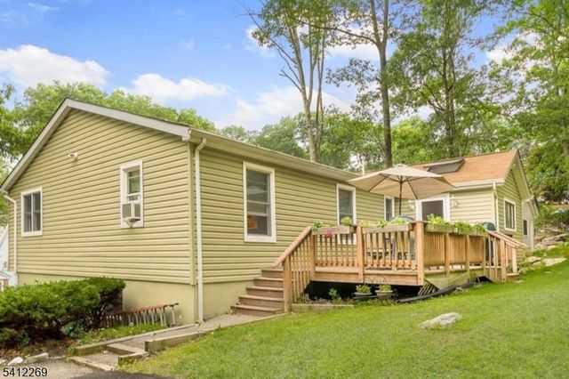 335 Elmira Trl, Hopatcong Boro, NJ 07843