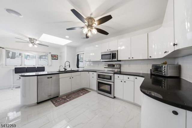 335 Elmira Trl, Hopatcong Boro, NJ 07843