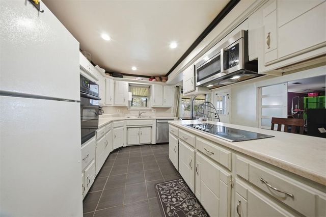 416 S English Street, Moore, OK 73160