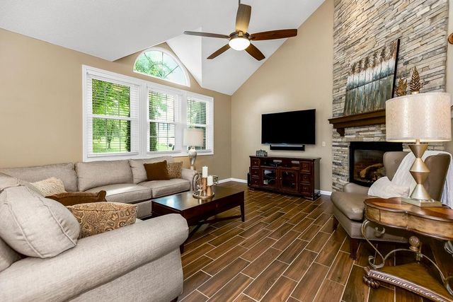 906 16th Avenue S, Greenwood, MO 64034