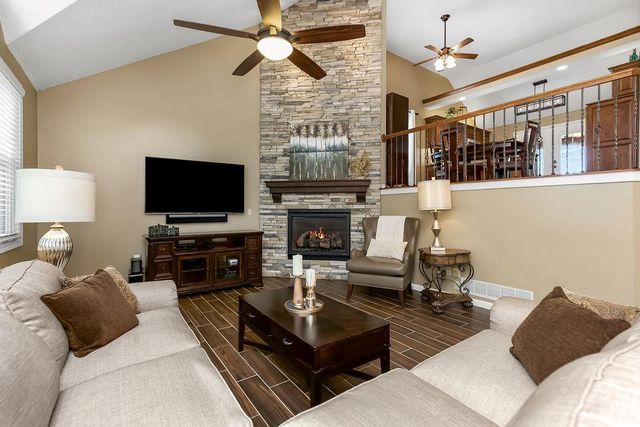906 16th Avenue S, Greenwood, MO 64034