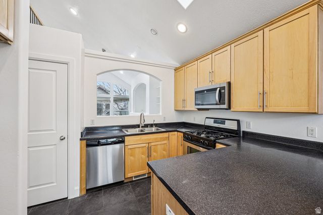 3884 W CORAL DUNE DR, South Jordan, UT 84009