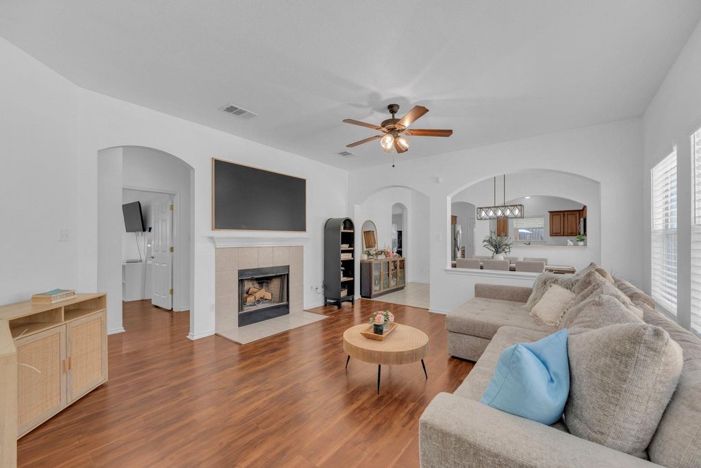 8901 Meridian Oak LN, Austin, TX 78744