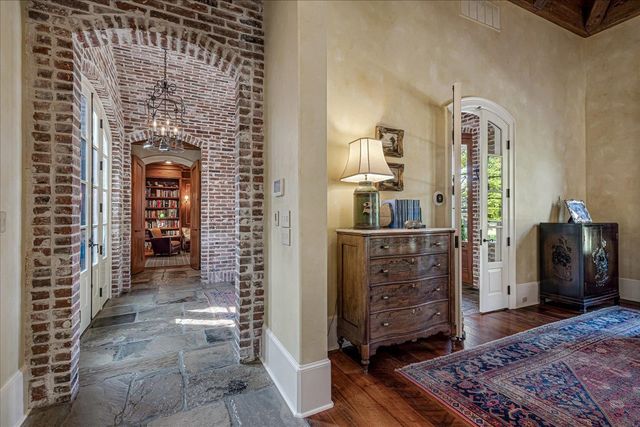 202 CLOISTER GREEN LN, Memphis, TN 38120