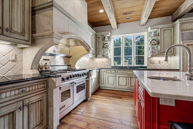 202 CLOISTER GREEN LN, Memphis, TN 38120