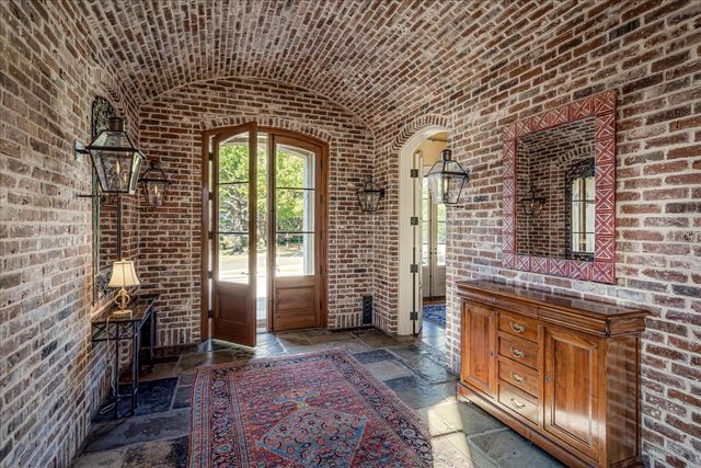 202 CLOISTER GREEN LN, Memphis, TN 38120