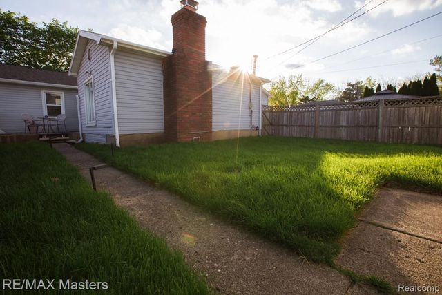 26110 Ypsilanti Street, Flat Rock, MI 48134