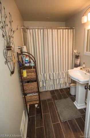 26110 Ypsilanti Street, Flat Rock, MI 48134