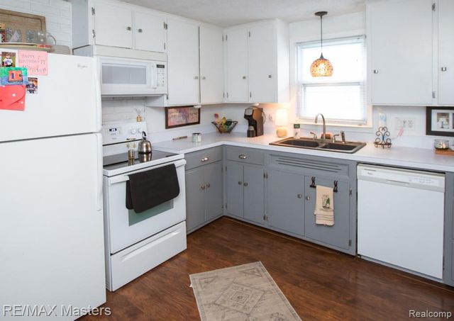 26110 Ypsilanti Street, Flat Rock, MI 48134