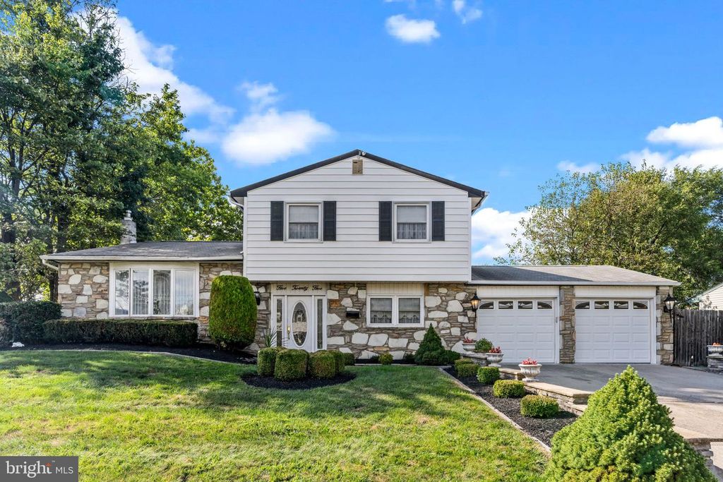 525 CASSINGHAM RD, Fairless Hills, PA 19030