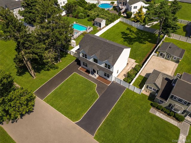 37 Gladstone Avenue, West Islip, NY 11795