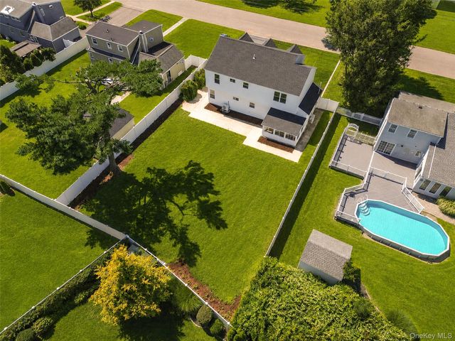 37 Gladstone Avenue, West Islip, NY 11795