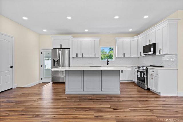 37 Gladstone Avenue, West Islip, NY 11795