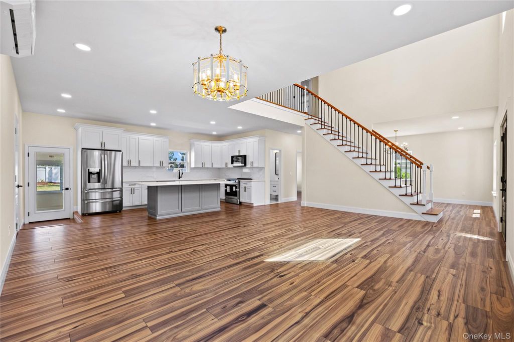37 Gladstone Avenue, West Islip, NY 11795 — photo 4