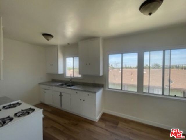 735 W Imperial Highway, Los Angeles, CA 90044