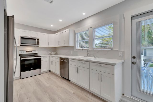 320 SE 4th Avenue, Delray Beach, FL 33483