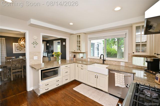 4411 N Verona Circle, Royal Oak, MI 48073