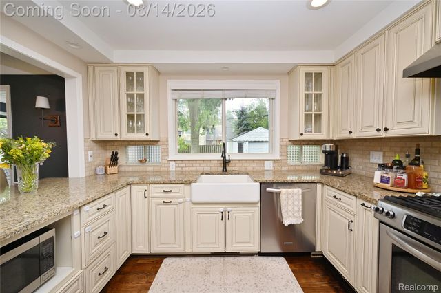 4411 N Verona Circle, Royal Oak, MI 48073