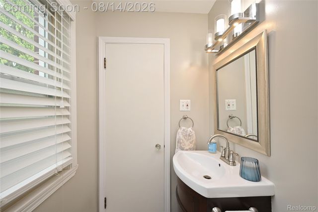 4411 N Verona Circle, Royal Oak, MI 48073