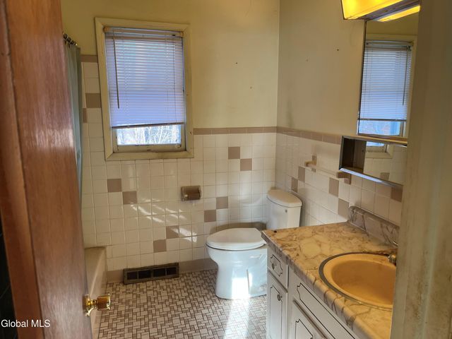 1377 Tracy Avenue, Niskayuna, NY 12309