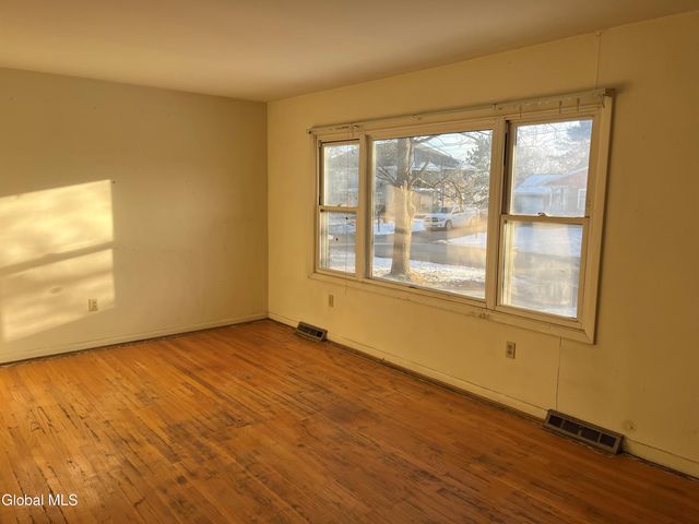 1377 Tracy Avenue, Niskayuna, NY 12309