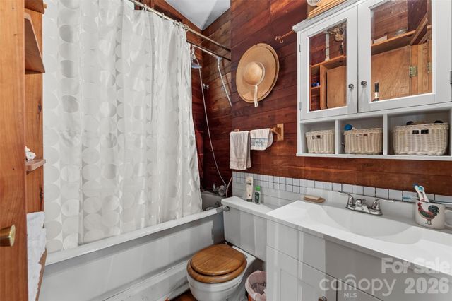 1717 Howard Moore Road, Hot Springs, NC 28743