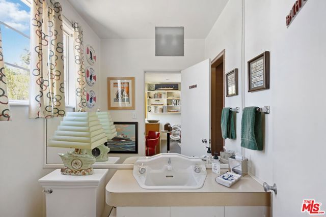 3814 Amesbury Road, Los Angeles, CA 90027