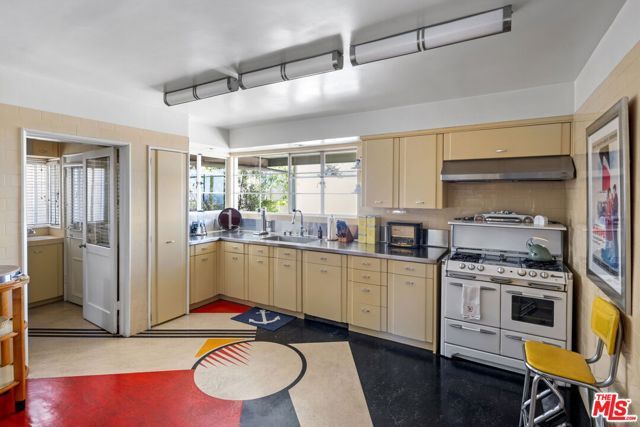 3814 Amesbury Road, Los Angeles, CA 90027