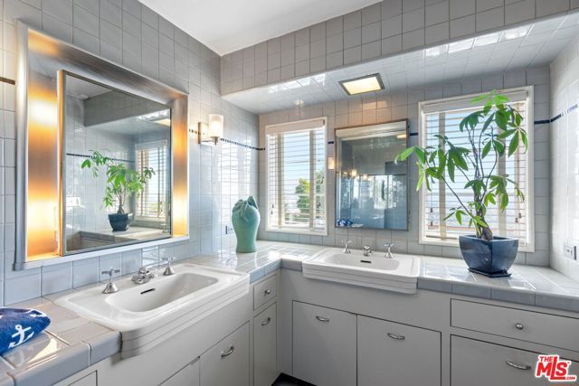 3814 Amesbury Road, Los Angeles, CA 90027