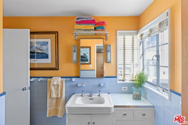 3814 Amesbury Road, Los Angeles, CA 90027