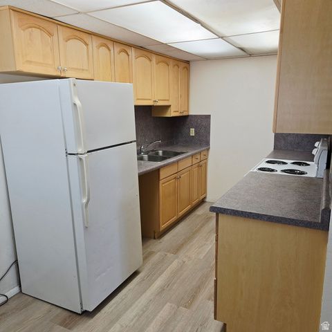 8408 S FOXBRIDGE CIR, Midvale, UT 84047