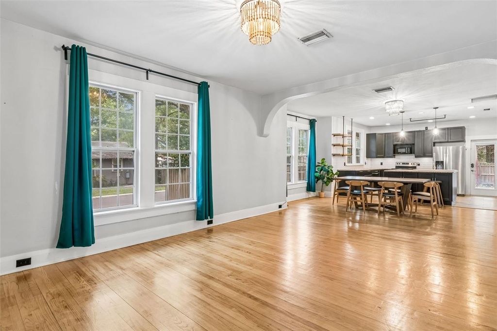 Image 6 of property listing at 1202 E LOUISIANA AVENUE, Tampa, FL 33603