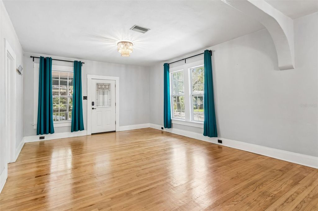 Image 7 of property listing at 1202 E LOUISIANA AVENUE, Tampa, FL 33603