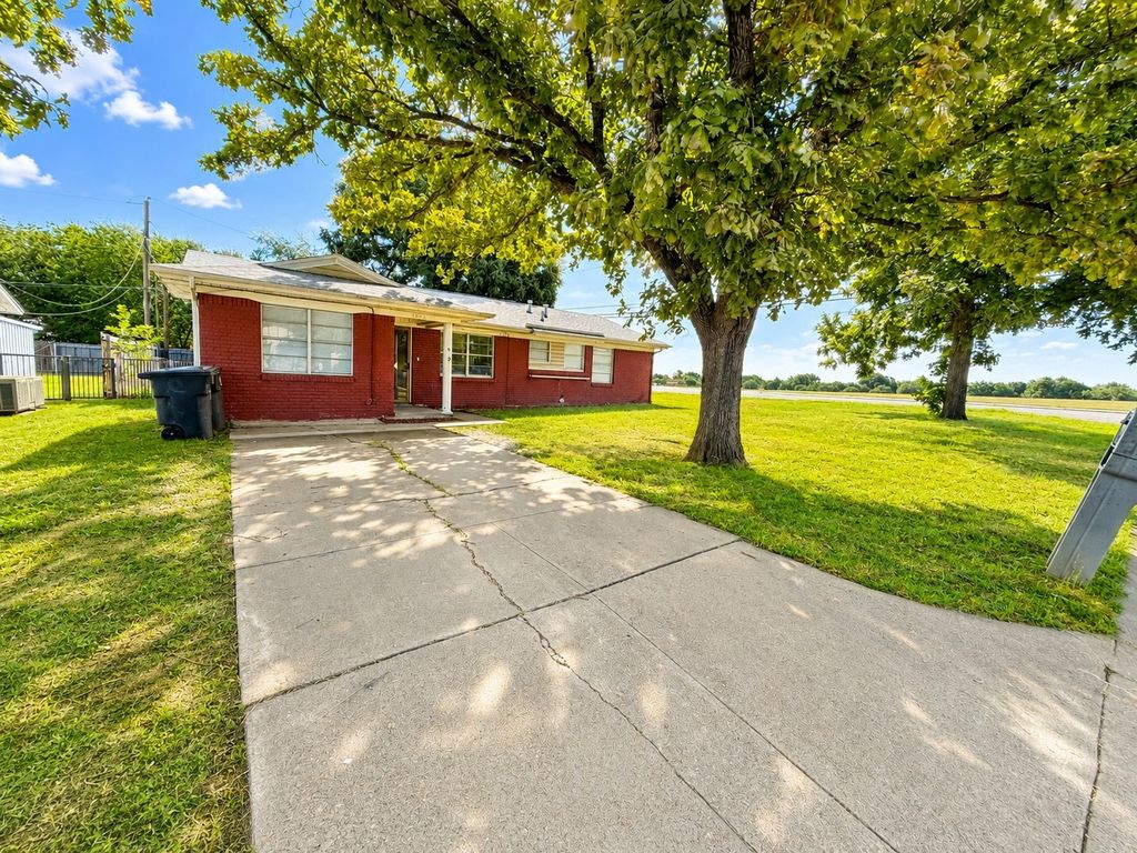 1902 Joslin Street, Cleburne, TX 76033